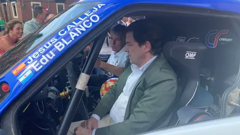 El aventurero leonés participará con un Century en el próximo Rally Dakar tras su paso por la Baja Aragón; Mañueco, Diez y Pollán respaldan el acto de presentación en San Isidoro. Fotos: A.F. Reca