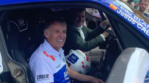 El aventurero leonés participará con un Century en el próximo Rally Dakar tras su paso por la Baja Aragón; Mañueco, Diez y Pollán respaldan el acto de presentación en San Isidoro. Fotos: A.F. Reca