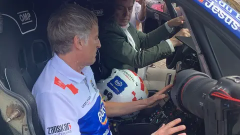 El aventurero leonés participará con un Century en el próximo Rally Dakar tras su paso por la Baja Aragón; Mañueco, Diez y Pollán respaldan el acto de presentación en San Isidoro. Fotos: A.F. Reca