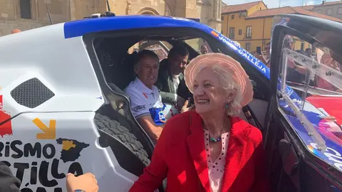 El aventurero leonés participará con un Century en el próximo Rally Dakar tras su paso por la Baja Aragón; Mañueco, Diez y Pollán respaldan el acto de presentación en San Isidoro. Fotos: A.F. Reca