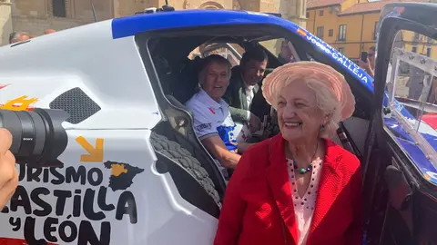 El aventurero leonés participará con un Century en el próximo Rally Dakar tras su paso por la Baja Aragón; Mañueco, Diez y Pollán respaldan el acto de presentación en San Isidoro. Fotos: A.F. Reca