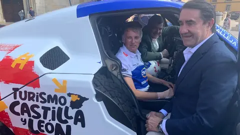 El aventurero leonés participará con un Century en el próximo Rally Dakar tras su paso por la Baja Aragón; Mañueco, Diez y Pollán respaldan el acto de presentación en San Isidoro. Fotos: A.F. Reca