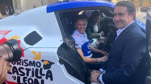 El aventurero leonés participará con un Century en el próximo Rally Dakar tras su paso por la Baja Aragón; Mañueco, Diez y Pollán respaldan el acto de presentación en San Isidoro. Fotos: A.F. Reca