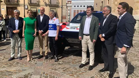 El aventurero leonés participará con un Century en el próximo Rally Dakar tras su paso por la Baja Aragón; Mañueco, Diez y Pollán respaldan el acto de presentación en San Isidoro. Fotos: A.F. Reca