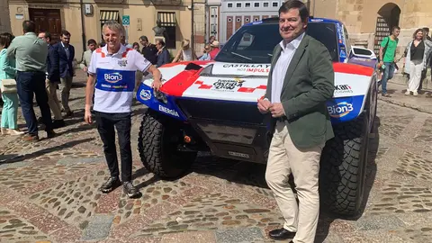 El aventurero leonés participará con un Century en el próximo Rally Dakar tras su paso por la Baja Aragón; Mañueco, Diez y Pollán respaldan el acto de presentación en San Isidoro. Fotos: A.F. Reca