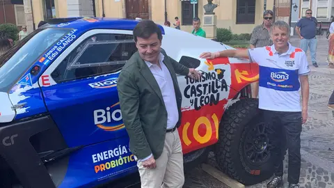 El aventurero leonés participará con un Century en el próximo Rally Dakar tras su paso por la Baja Aragón; Mañueco, Diez y Pollán respaldan el acto de presentación en San Isidoro. Fotos: A.F. Reca