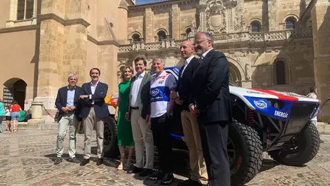 El aventurero leonés participará con un Century en el próximo Rally Dakar tras su paso por la Baja Aragón; Mañueco, Diez y Pollán respaldan el acto de presentación en San Isidoro. Fotos: A.F. Reca