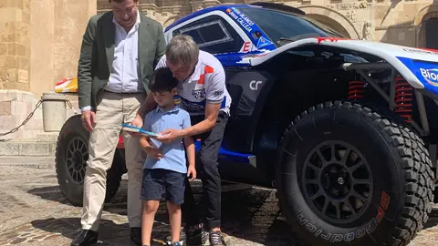 El aventurero leonés participará con un Century en el próximo Rally Dakar tras su paso por la Baja Aragón; Mañueco, Diez y Pollán respaldan el acto de presentación en San Isidoro. Fotos: A.F. Reca