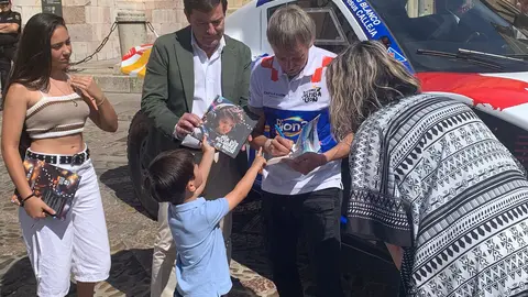 El aventurero leonés participará con un Century en el próximo Rally Dakar tras su paso por la Baja Aragón; Mañueco, Diez y Pollán respaldan el acto de presentación en San Isidoro. Fotos: A.F. Reca