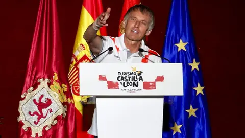 El presidente de la Junta, Alfonso Fernández Mañueco, participa junto al presidente de las Cortes Autonómicas, Carlos Pollán, y el alcalde de León, José Antonio Diez, en la presentación del vehículo con el que Jesús Calleja participará en la Baja España Aragón 2025 y en el Dakar 2026. Foto: Campillo