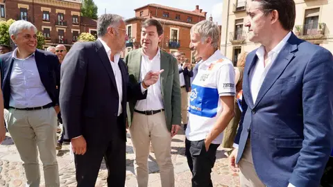El presidente de la Junta, Alfonso Fernández Mañueco, participa junto al presidente de las Cortes Autonómicas, Carlos Pollán, y el alcalde de León, José Antonio Diez, en la presentación del vehículo con el que Jesús Calleja participará en la Baja España Aragón 2025 y en el Dakar 2026. Foto: Campillo