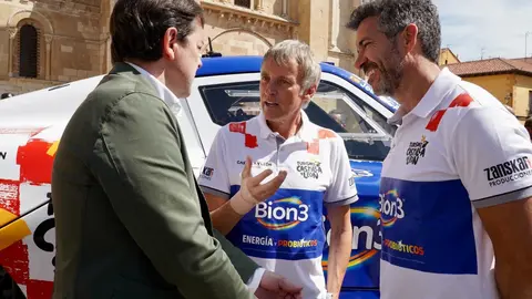 El presidente de la Junta, Alfonso Fernández Mañueco, participa junto al presidente de las Cortes Autonómicas, Carlos Pollán, y el alcalde de León, José Antonio Diez, en la presentación del vehículo con el que Jesús Calleja participará en la Baja España Aragón 2025 y en el Dakar 2026. Foto: Campillo