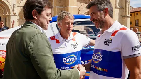 El presidente de la Junta, Alfonso Fernández Mañueco, participa junto al presidente de las Cortes Autonómicas, Carlos Pollán, y el alcalde de León, José Antonio Diez, en la presentación del vehículo con el que Jesús Calleja participará en la Baja España Aragón 2025 y en el Dakar 2026. Foto: Campillo