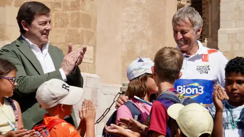 El presidente de la Junta, Alfonso Fernández Mañueco, participa junto al presidente de las Cortes Autonómicas, Carlos Pollán, y el alcalde de León, José Antonio Diez, en la presentación del vehículo con el que Jesús Calleja participará en la Baja España Aragón 2025 y en el Dakar 2026. Foto: Campillo
