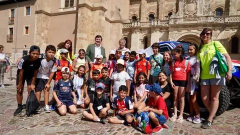 El presidente de la Junta, Alfonso Fernández Mañueco, participa junto al presidente de las Cortes Autonómicas, Carlos Pollán, y el alcalde de León, José Antonio Diez, en la presentación del vehículo con el que Jesús Calleja participará en la Baja España Aragón 2025 y en el Dakar 2026. Foto: Campillo