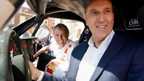 El presidente de la Junta, Alfonso Fernández Mañueco, participa junto al presidente de las Cortes Autonómicas, Carlos Pollán, y el alcalde de León, José Antonio Diez, en la presentación del vehículo con el que Jesús Calleja participará en la Baja España Aragón 2025 y en el Dakar 2026. Foto: Campillo