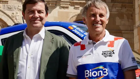 El presidente de la Junta, Alfonso Fernández Mañueco, participa junto al presidente de las Cortes Autonómicas, Carlos Pollán, y el alcalde de León, José Antonio Diez, en la presentación del vehículo con el que Jesús Calleja participará en la Baja España Aragón 2025 y en el Dakar 2026. Foto: Campillo