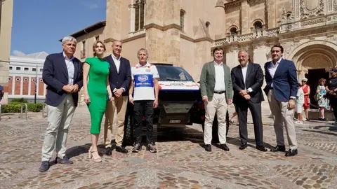 El presidente de la Junta, Alfonso Fernández Mañueco, participa junto al presidente de las Cortes Autonómicas, Carlos Pollán, y el alcalde de León, José Antonio Diez, en la presentación del vehículo con el que Jesús Calleja participará en la Baja España Aragón 2025 y en el Dakar 2026. Foto: Campillo