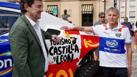 El presidente de la Junta, Alfonso Fernández Mañueco, participa junto al presidente de las Cortes Autonómicas, Carlos Pollán, y el alcalde de León, José Antonio Diez, en la presentación del vehículo con el que Jesús Calleja participará en la Baja España Aragón 2025 y en el Dakar 2026. Foto: Campillo