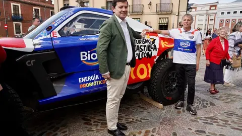 El presidente de la Junta, Alfonso Fernández Mañueco, participa junto al presidente de las Cortes Autonómicas, Carlos Pollán, y el alcalde de León, José Antonio Diez, en la presentación del vehículo con el que Jesús Calleja participará en la Baja España Aragón 2025 y en el Dakar 2026. Foto: Campillo