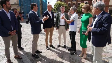El presidente de la Junta, Alfonso Fernández Mañueco, participa junto al presidente de las Cortes Autonómicas, Carlos Pollán, y el alcalde de León, José Antonio Diez, en la presentación del vehículo con el que Jesús Calleja participará en la Baja España Aragón 2025 y en el Dakar 2026. Foto: Campillo
