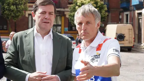 El presidente de la Junta, Alfonso Fernández Mañueco, participa junto al presidente de las Cortes Autonómicas, Carlos Pollán, y el alcalde de León, José Antonio Diez, en la presentación del vehículo con el que Jesús Calleja participará en la Baja España Aragón 2025 y en el Dakar 2026. Foto: Campillo