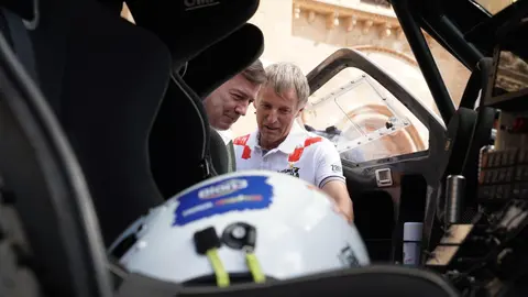 El presidente de la Junta, Alfonso Fernández Mañueco, participa junto al presidente de las Cortes Autonómicas, Carlos Pollán, y el alcalde de León, José Antonio Diez, en la presentación del vehículo con el que Jesús Calleja participará en la Baja España Aragón 2025 y en el Dakar 2026. Foto: Campillo