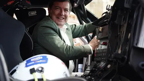 El presidente de la Junta, Alfonso Fernández Mañueco, participa junto al presidente de las Cortes Autonómicas, Carlos Pollán, y el alcalde de León, José Antonio Diez, en la presentación del vehículo con el que Jesús Calleja participará en la Baja España Aragón 2025 y en el Dakar 2026. Foto: Campillo