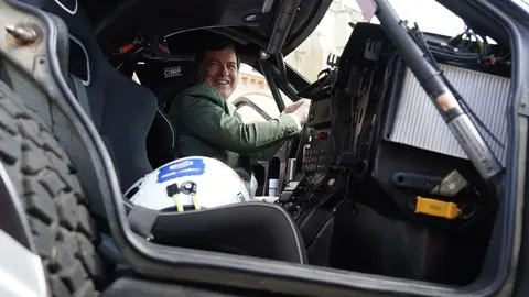 El presidente de la Junta, Alfonso Fernández Mañueco, participa junto al presidente de las Cortes Autonómicas, Carlos Pollán, y el alcalde de León, José Antonio Diez, en la presentación del vehículo con el que Jesús Calleja participará en la Baja España Aragón 2025 y en el Dakar 2026. Foto: Campillo