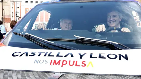 El presidente de la Junta, Alfonso Fernández Mañueco, participa junto al presidente de las Cortes Autonómicas, Carlos Pollán, y el alcalde de León, José Antonio Diez, en la presentación del vehículo con el que Jesús Calleja participará en la Baja España Aragón 2025 y en el Dakar 2026. Foto: Campillo