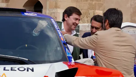 El presidente de la Junta, Alfonso Fernández Mañueco, participa junto al presidente de las Cortes Autonómicas, Carlos Pollán, y el alcalde de León, José Antonio Diez, en la presentación del vehículo con el que Jesús Calleja participará en la Baja España Aragón 2025 y en el Dakar 2026. Foto: Campillo