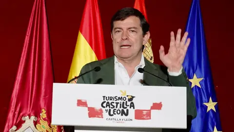 El presidente de la Junta, Alfonso Fernández Mañueco, participa junto al presidente de las Cortes Autonómicas, Carlos Pollán, y el alcalde de León, José Antonio Diez, en la presentación del vehículo con el que Jesús Calleja participará en la Baja España Aragón 2025 y en el Dakar 2026. Foto: Campillo