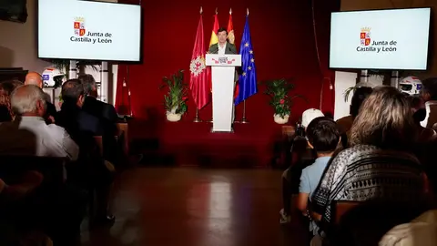 El presidente de la Junta, Alfonso Fernández Mañueco, participa junto al presidente de las Cortes Autonómicas, Carlos Pollán, y el alcalde de León, José Antonio Diez, en la presentación del vehículo con el que Jesús Calleja participará en la Baja España Aragón 2025 y en el Dakar 2026. Foto: Campillo