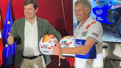 Calleja y Mañueco posan con el casco que usará el leonés en el Dakar 2026.