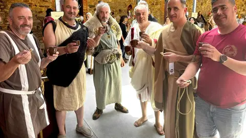 El diputado de Arte, Cultura y Patrimonio de la Diputación de León, Emilio Martínez, ha participado en Astorga en la inauguración de la exposición  de utensilios y vestimenta de gladiadores.