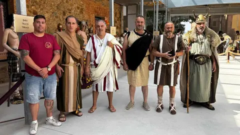 El diputado de Arte, Cultura y Patrimonio de la Diputación de León, Emilio Martínez, ha participado en Astorga en la inauguración de la exposición  de utensilios y vestimenta de gladiadores.