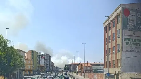 Un gran incendio en la pedanía de Armunia, en León capital, ha movilizado moviliza a numerosos efectivos. El incendio se ha declarado en las inmediaciones de la barriada leonesa ha movilizado a medios aéreos y terrestres. Foto: A. Arias | Isabel Alonso