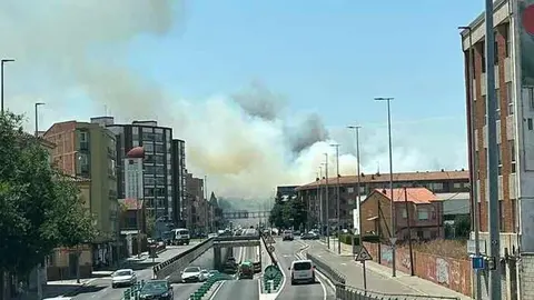 Un gran incendio en la pedanía de Armunia, en León capital, ha movilizado moviliza a numerosos efectivos. El incendio se ha declarado en las inmediaciones de la barriada leonesa ha movilizado a medios aéreos y terrestres. Foto: A. Arias | Isabel Alonso