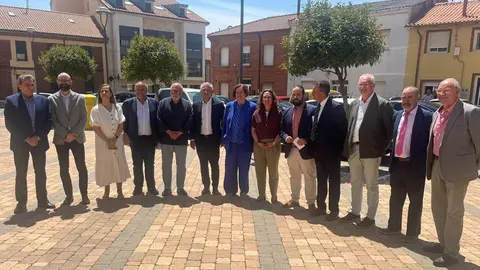 Firma del convenio para la modernización de regadíos en el Canal de Villadangos, una actuación cifrada en 66,5 M€ y financiada por los gobiernos central y autonómico.