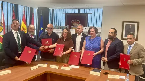 Firma del convenio para la modernización de regadíos en el Canal de Villadangos, una actuación cifrada en 66,5 M€ y financiada por los gobiernos central y autonómico.