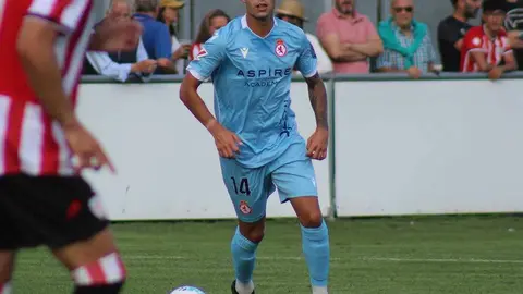 Primer encuentro de pretemporada de la nueva Cultural y Deportiva Leonesa en su puesta a punto para el regreso a la Segunda División. Partido de muchas pruebas en el que el resultado ha sido lo menos importante. El equipo deja buenas sensaciones ante el filial del Athletic de Bilbao.