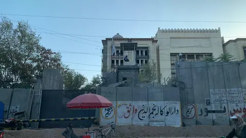 Un improvisado check point de los talibanes en una zona urbana de las afueras de Kabul. Foto: Alfonso F. Reca