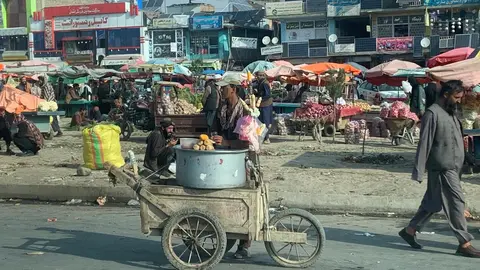 Mercado callejero en las afueras de Kabul, en Afganistán. Foto: Alfonso F. Reca