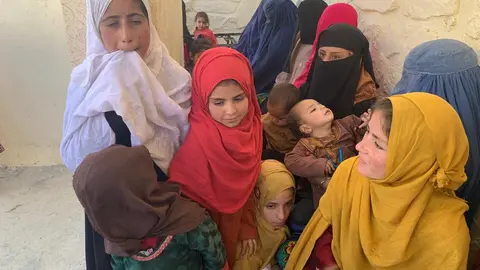 Un grupo de mujeres y niños esperan su turno de vacunación en un centro sanitario rural en distrito de Nerkh, en Maidan Wardak, Afganistán. Foto: Alfonso F. Reca