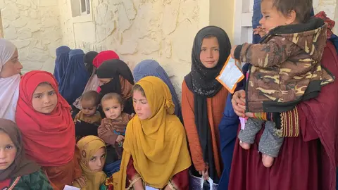 Un grupo de mujeres y niños esperan su turno de vacunación en un centro sanitario rural en distrito de Nerkh, en Maidan Wardak, Afganistán. Foto: Alfonso F. Reca