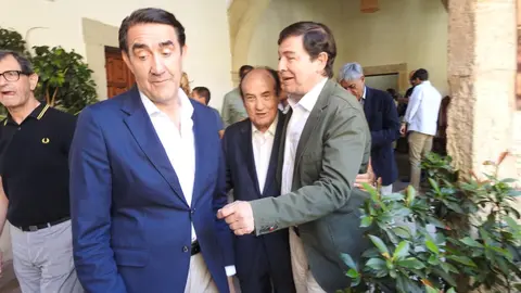 El presidente de la Junta, Alfonso Fernández Mañueco, participa junto al presidente de las Cortes Autonómicas, Carlos Pollán, y el alcalde de León, José Antonio Diez, en la presentación del vehículo con el que Jesús Calleja participará en la Baja España Aragón 2025 y en el Dakar 2026.
