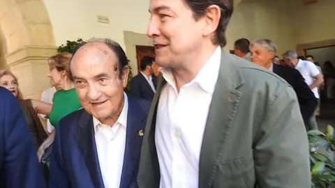 El presidente de la Junta, Alfonso Fernández Mañueco, participa junto al presidente de las Cortes Autonómicas, Carlos Pollán, y el alcalde de León, José Antonio Diez, en la presentación del vehículo con el que Jesús Calleja participará en la Baja España Aragón 2025 y en el Dakar 2026.
