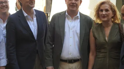 El presidente de la Junta, Alfonso Fernández Mañueco, participa junto al presidente de las Cortes Autonómicas, Carlos Pollán, y el alcalde de León, José Antonio Diez, en la presentación del vehículo con el que Jesús Calleja participará en la Baja España Aragón 2025 y en el Dakar 2026.