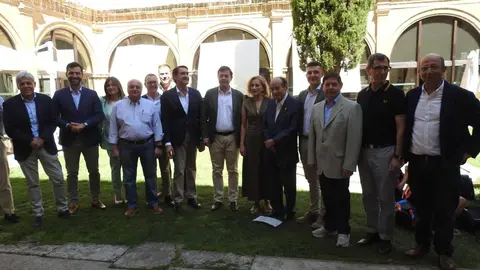 El presidente de la Junta, Alfonso Fernández Mañueco, participa junto al presidente de las Cortes Autonómicas, Carlos Pollán, y el alcalde de León, José Antonio Diez, en la presentación del vehículo con el que Jesús Calleja participará en la Baja España Aragón 2025 y en el Dakar 2026.