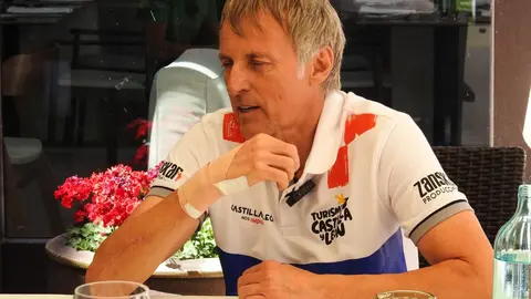 El presidente de la Junta, Alfonso Fernández Mañueco, participa junto al presidente de las Cortes Autonómicas, Carlos Pollán, y el alcalde de León, José Antonio Diez, en la presentación del vehículo con el que Jesús Calleja participará en la Baja España Aragón 2025 y en el Dakar 2026.